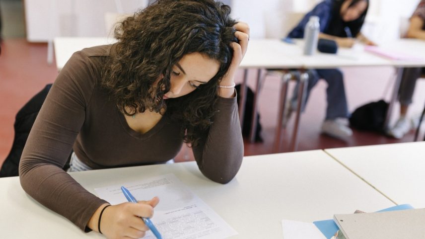 Um estudante do ensino médio está tendo dificuldades para se concentrar em um teste durante a aula. (Foto: Getty Images/Getty Images)