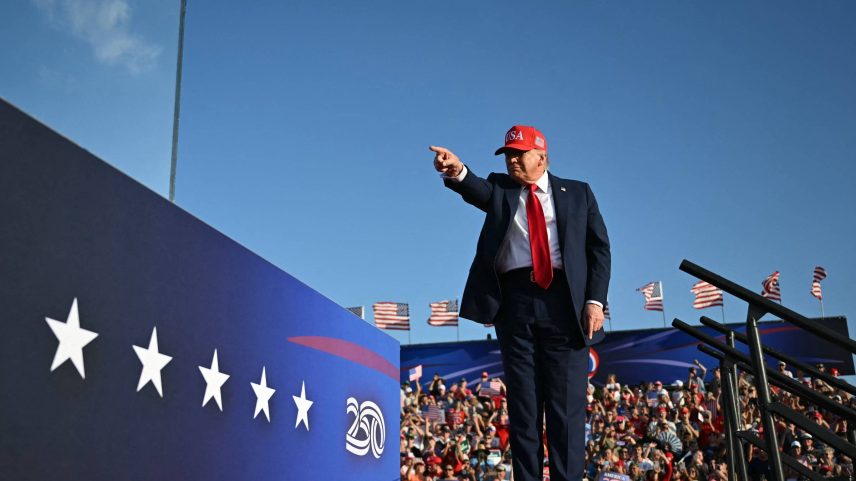 O presidente dos EUA, Donald Trump, gesticula a apoiadores durante comício em Des Moines, no estado de Iowa (Foto: Andrew Caballero-Reynolds - 3.jul.25/AFP)