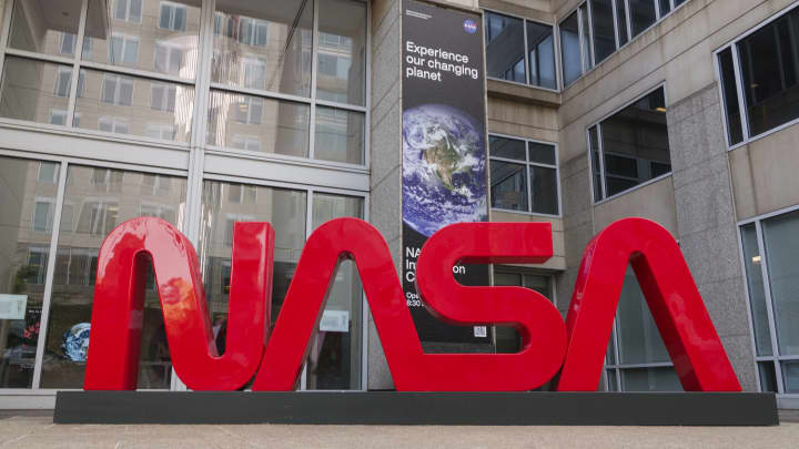 Logotipo da NASA é exibido na entrada do edifício sede da NASA Mary W. Jackson em 2 de junho de 2025, em Washington, DC. (Foto: Kevin Carter/Getty Images)