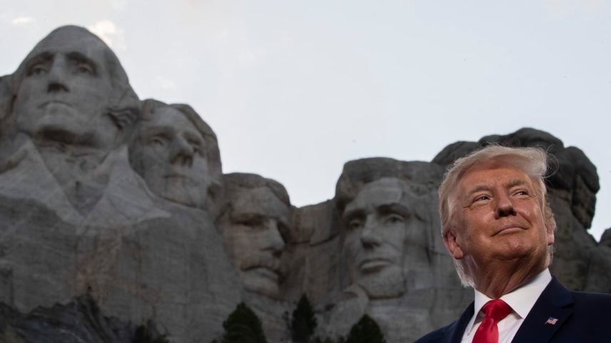 Trump, ante o Monte Rushmore, onde estão esculpidas as efigies dos presidentes George Washington, Thomas Jefferson, Theodore Roosevelt e Abraham Lincoln, no dia 4 de julho de 2020. (Foto: Alex Brandon/AP)