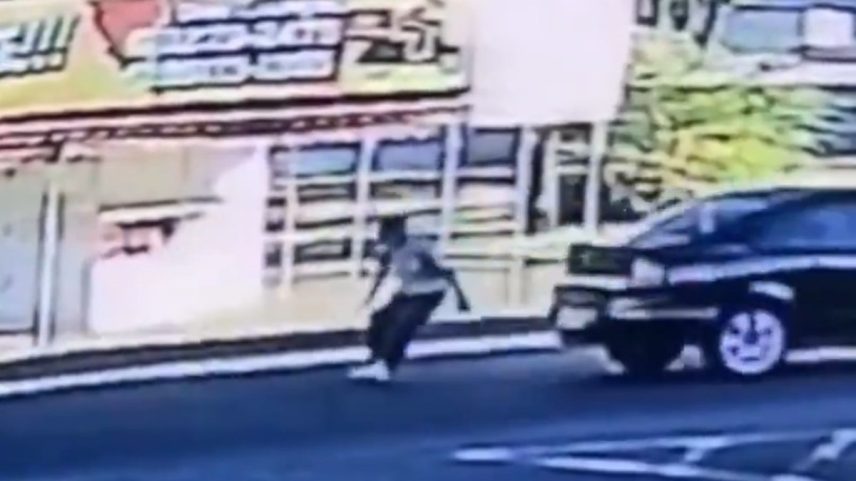 Idoso foi atropelado duas vezes em curto intervalo de tempo em Uberlândia — Foto: Reprodução
