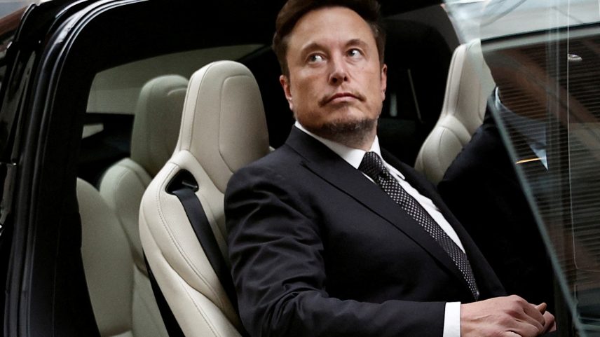 Elon Musk, CEO da Tesla, entra em um carro da Tesla ao sair de um hotel em Pequim, China, em 31 de maio de 2023. (Foto: REUTERS/Tingshu Wang/Foto de arquivo)