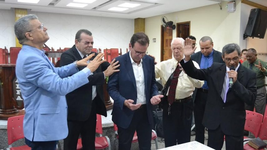 Vereador Inaldo Silva (Republicanos), à esquerda, em oração junto ao prefeito Eduardo Paes (PSD), ao centro, em igreja evangélica no Rio Comprido (Foto: Reprodução/Redes sociais)