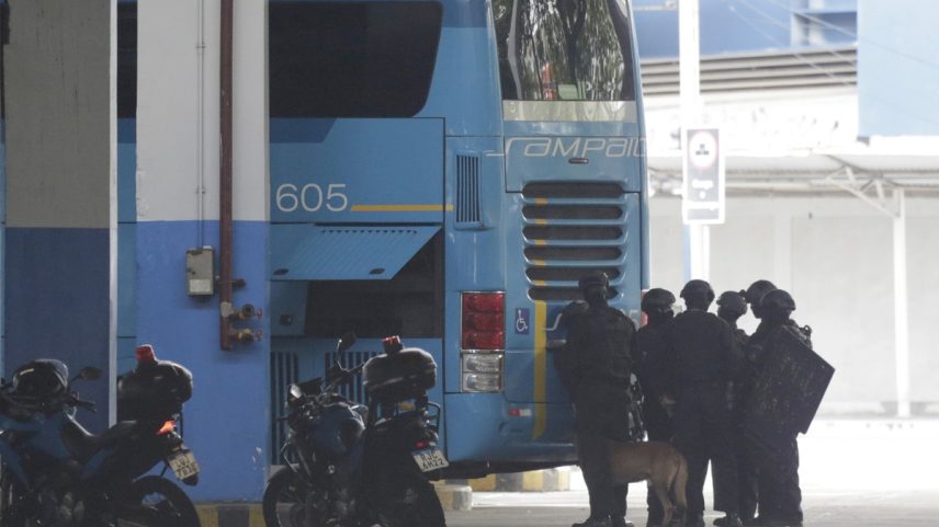 Ônibus com sequestrador na Rodoviária Novo Rio (Foto: Domingos Peixoto)