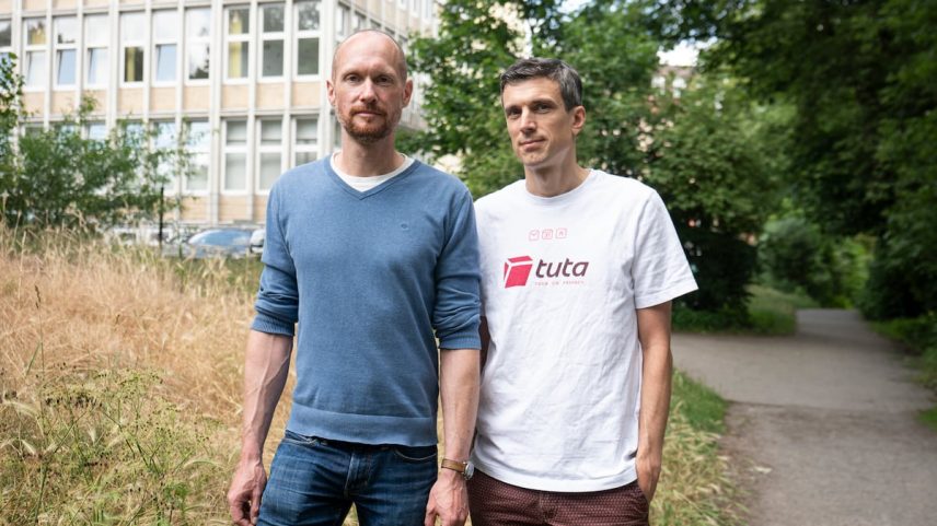 Os dois fundadores de Tuta, Matthias Pfau (esquerda) e Arne Möhle (direita), diante das oficinas de Tuta na cidade alemã de Hannover. (Foto: Lena Mucha para El Pais Semanal)