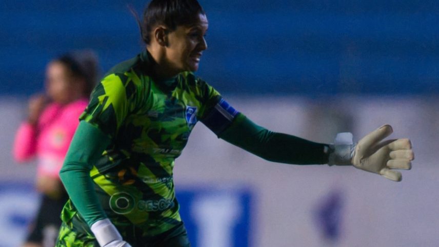 Yolanda, goleira do Taubaté, marcou na partida contra o Santos pelo Paulistão Feminino (Foto: Anderson Romão / Ag Paulistão)