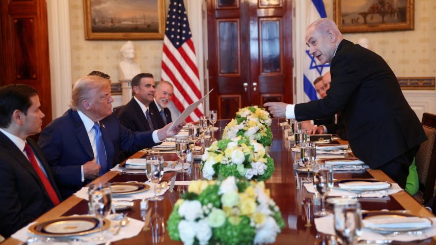 O primeiro-ministro israelense, Benjamín Netanyahu, na Casa Branca, no dia 7 de julho. (Foto: Kevin Lamarque (REUTERS))