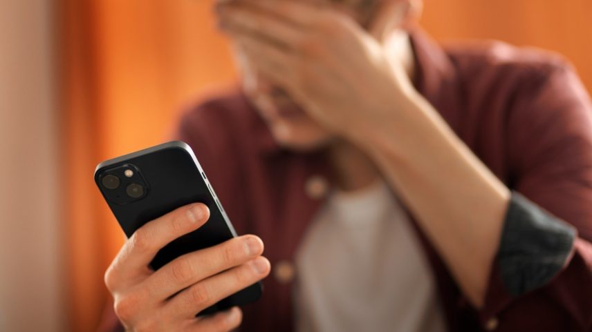 Imagem ilustrativa de um jovem utilizando o celular por 8 horas seguidas (Foto: Reprodução/Freepik)