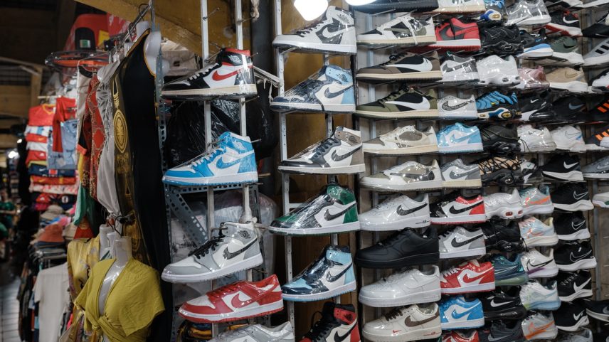 Tênis da marca Nike à venda em barraca de mercado em Ho Chi Minh City, Vietnã, na sexta-feira, 11 de abril de 2025. Vietnã e EUA concordaram em iniciar negociações para um acordo comercial “recíproco”, com o avanço ocorrendo poucas horas após Donald Trump anunciar uma pausa de 90 dias nas tarifas elevadas. (Foto: Linh Pham/Bloomberg)