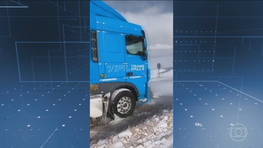 Nevasca retém caminhoneiros brasileiros na fronteira da Argentina com o Chile (Foto: Jornal Nacional/ Reprodução)