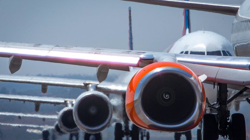 Aviões em fila, no aeroporto de Brasília (Foto: André Coelho/Agência O Globo)