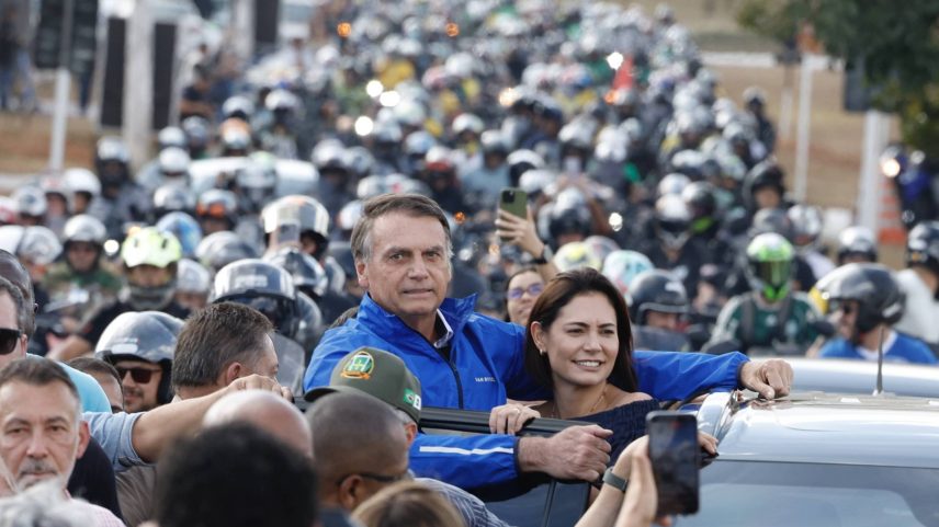 O ex-presidente Jair Bolsonaro participa de motociata na Granja do Torto, em Brasília (Foto: Pedro Ladeira/Folhapress)
