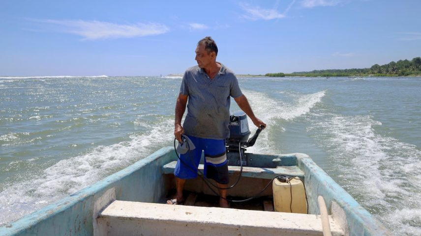 Walter González percorre o rio Suchiate e a desembocadura ao mar em busca de corpos. (Foto: José Torres)