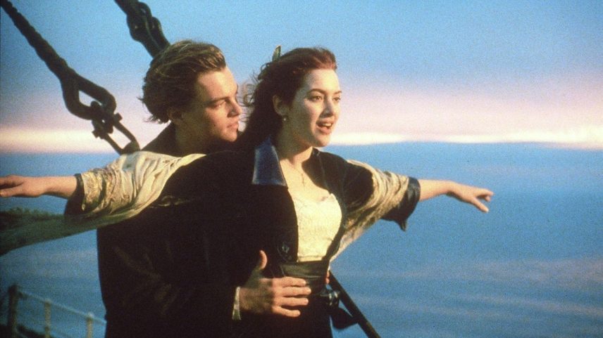 Jack (Leonardo DiCaprio) e Rose (Kate Winslet) em cena icônica de 'Titanic' (Foto: Reprodução)