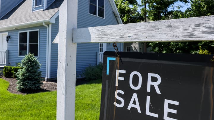 Uma placa de venda pendurada em frente a uma casa em Patchogue, Nova York, em 1º de junho de 2024. (Foto: Steve Pfost | Newsday | Getty Images)