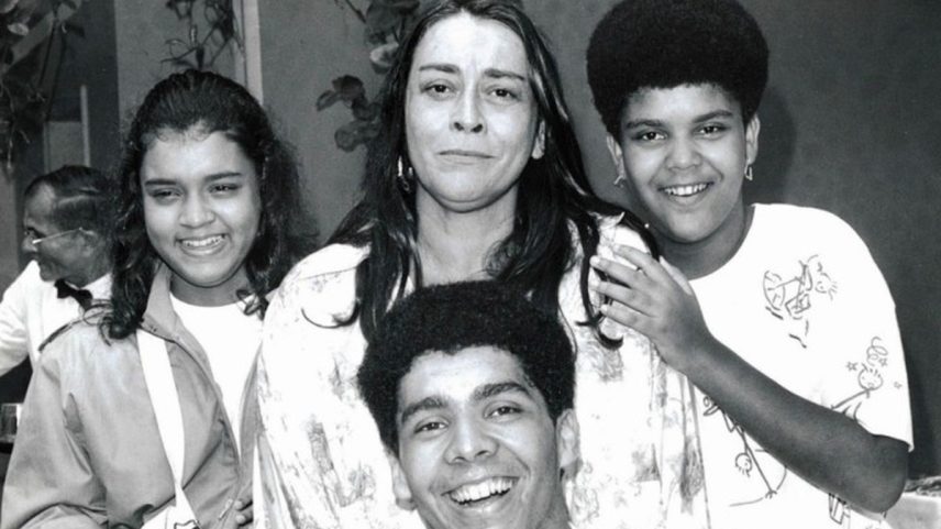 Em foto publicada no livro 'Preta Gil: Os primeiros 50', ela aparece com a mãe, Sandra Gadelha, a irmã, Maria, e o irmão, Pedro, que morreu em 1990 (Foto: Arquivo pessoal)