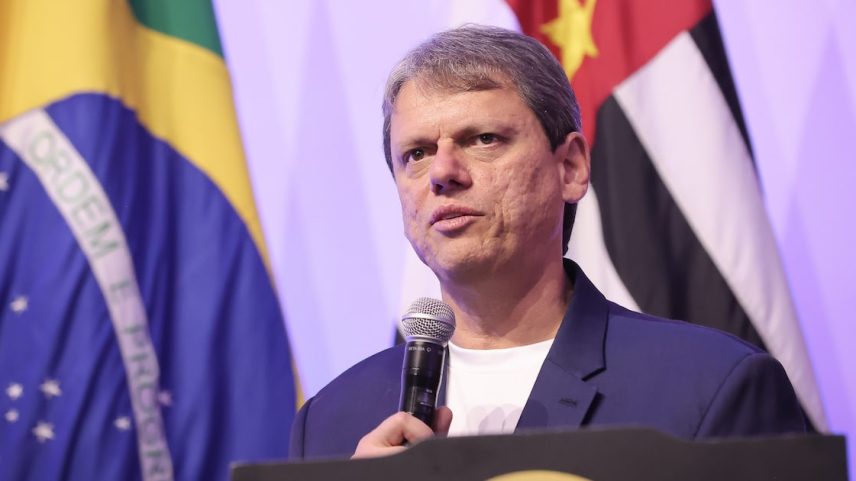 Governador de São Paulo, Tarcísio de Freitas, que foi alvo de manifestações críticas da direita e da esquerda pela reação à taxação de Trump (Foto: Pablo Jacob/Governo do Estado de SP)