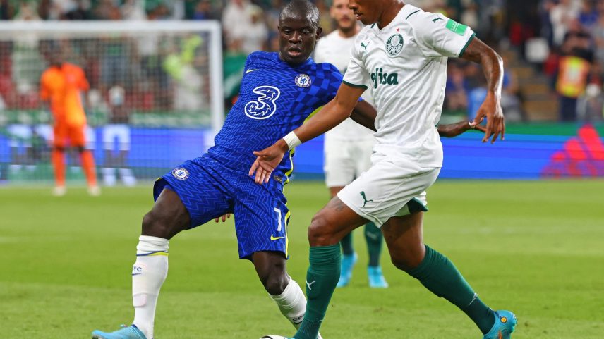 Danilo e Kanté no duelo Palmeiras x Chelsea (Foto: Giuseppe CACACE/AFP)