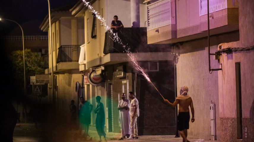O bairro de San Antonio, em Torre Pacheco (Murcia), durante os disturbios da noite de terça-feira. (Foto: Pablo Miranzo/EFE)