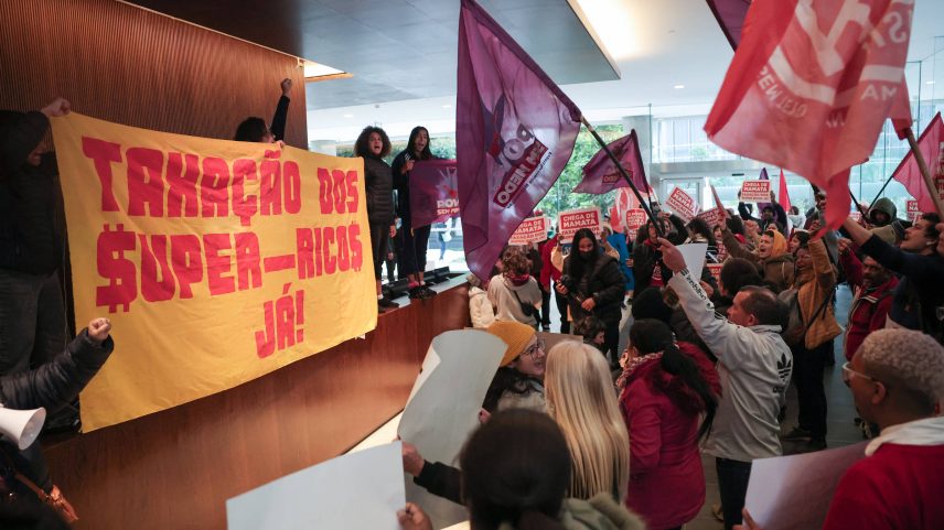 Frente Povo Sem Medo ocupa prédio do Itaú BBA na avenida Faria Lima, em São Paulo, em protesto pela taxação dos super-ricos (Foto: Danilo Verpa/Folhapress)