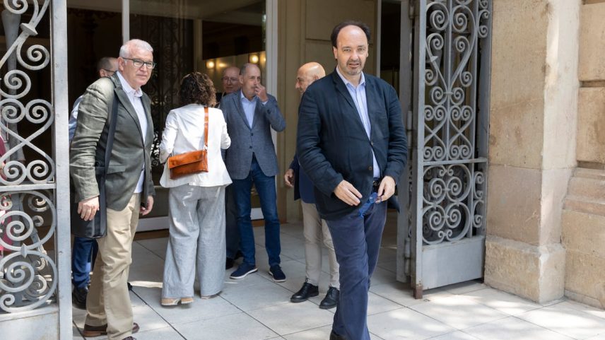 El director del MNAC, Pepe Serra, en las puertas del museo, al acabar la reunión de hora y media celebrada este lunes por los miembros del Patronato. (Foto: Marta Pérez/EFE)