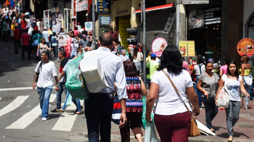 Movimentação na rua 25 de Março, região central de São Paulo (SP), durante a Black Friday - 25/11/2016 (Foto: Bruno Menezes/VEJA.com)