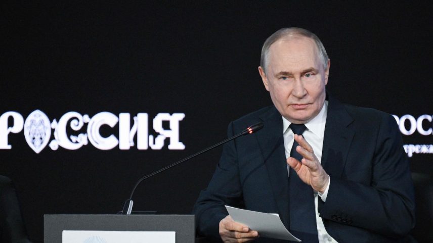 O presidente da Rússia, Vladimir Putin, participa do fórum Ideias Fortes para um Novo Tempo realizada pela Agência de Iniciativas Estratégicas (ASI), uma organização sem fins lucrativos autônoma, em Moscou, em 3 de julho de 2025 (Foto: Ramil Sitdikov/AFP)