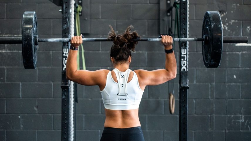 Quais benefícios as mulheres podem ter com a prática da musculação? Veja respostas para dúvidas comuns (Foto: John Arano/Unsplash)