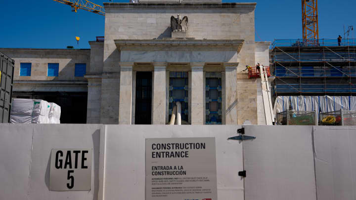 A fachada frontal do Edifício do Conselho da Reserva Federal Marriner S. Eccles é visível enquanto uma grande renovação continua no edifício e no Edifício da Constituição de 1951 em 24 de julho de 2025, em Washington, DC. (Foto: Andrew Harnik | Getty Images)