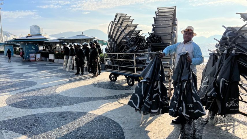 Agentes das forças de segurança já estavam posicionados na orla, neste domingo, primeiro dia da Cúpula do Brics — Foto: Ana Branco