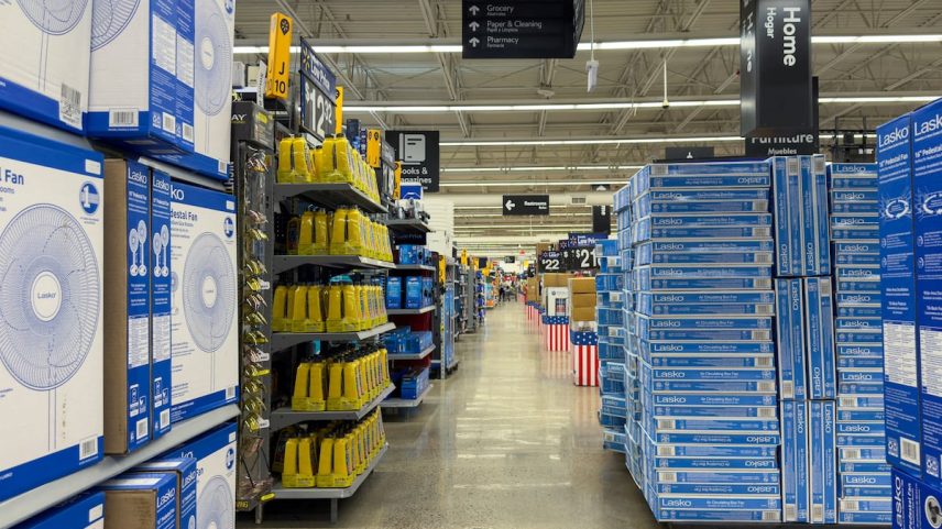 Supermercado do Walmart em Oceanside (Califórnia), no mês passado de maio. (Foto: Mike Blake/REUTERS)