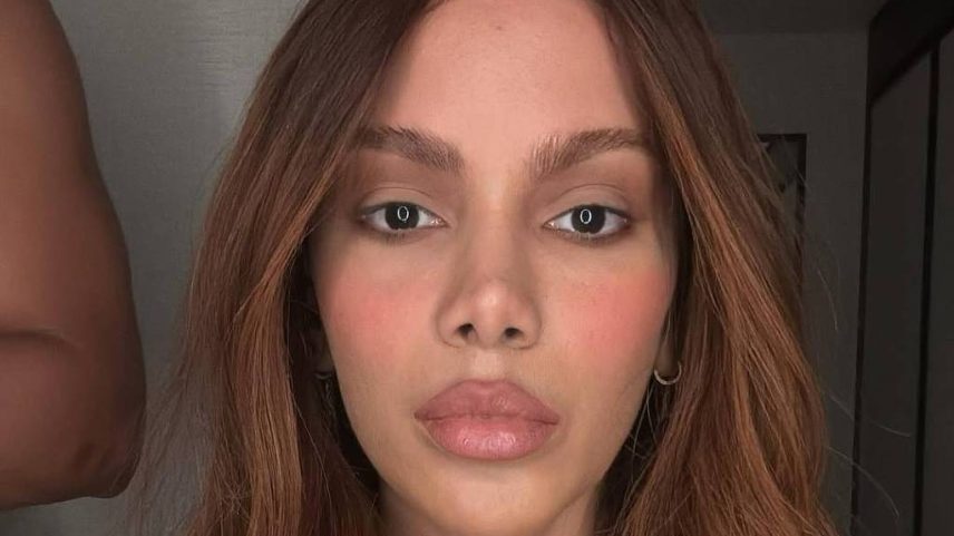 A cantora Anitta apareceu no Instagram com o rosto mais fino, a boca maior e as sobrancelhas mais arqueadas (Foto: Instagram/@anitta)