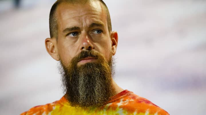 Jack Dorsey, cofundador e diretor executivo do Twitter Inc. e Square Inc., ouve durante a conferência Bitcoin 2021 em Miami, Flórida, na sexta-feira, 4 de junho de 2021. (Foto: Eva Marie Uzcategui | Bloomberg | Getty Images)