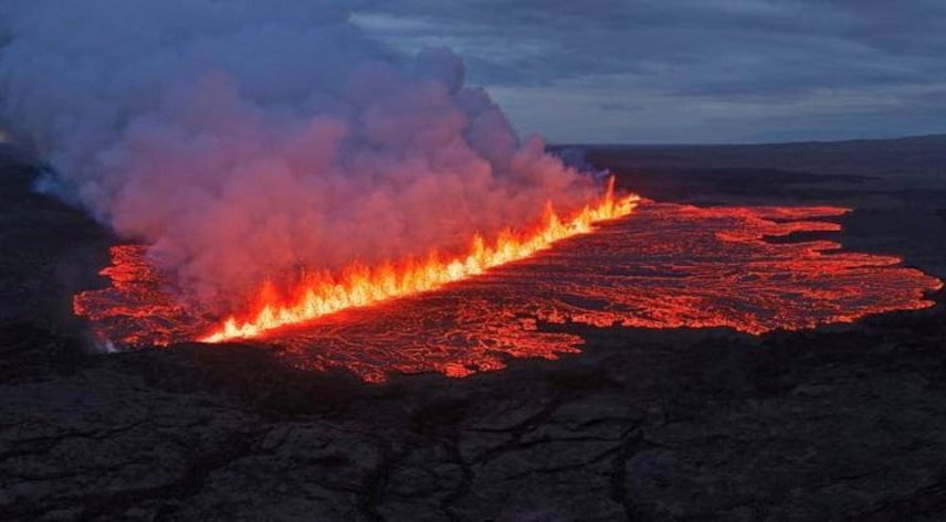 Vista do vulcão em erupção, este miércoles em Islandia. (Foto: Reprodução)