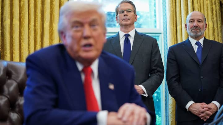 Secretário do Tesouro Scott Bessent, à esquerda, e Secretário de Comércio Howard Lutnick assistem enquanto o Presidente Donald Trump assina ordens executivas e proclamações no Salão Oval da Casa Branca em Washington, 9 de abril de 2025. (Foto: Nathan Howard | Reuters)