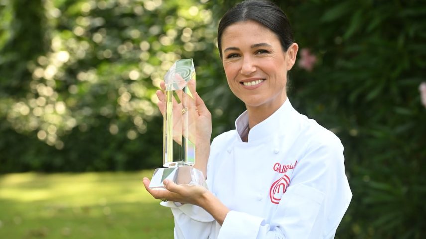 Gabriela Hinojosa posa com o troféu de ganhadora de 'MasterChef 13', este terça-feira em Madrid. (Foto: José Oliva/Europa Press)