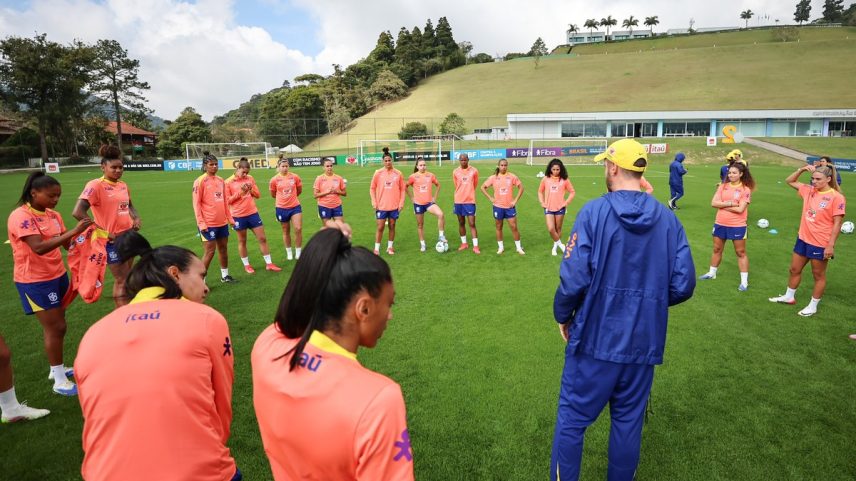 Preparadas. Atletas da seleção brasileira com técnico Arthur Elias em último treino na Granja Comary, em Teresópolis (Foto: Lívia Villas Boas/CBF)