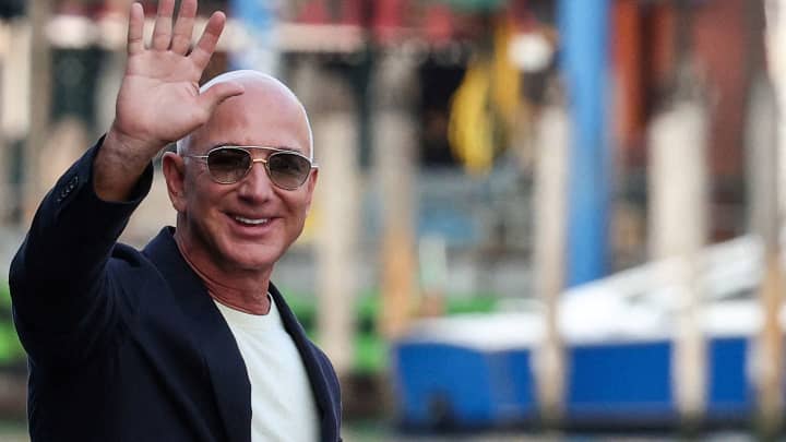 Jeff Bezos gesticula ao deixar o hotel Aman Venice, antes de seu esperado casamento, em Veneza, Itália, em 25 de junho de 2025. (Foto: Guglielmo Mangiapane | Reuters)
