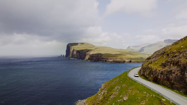 Visit Faroe Islands revelou apenas alguns marcos em suas novas viagens guiadas, um dos quais é o Lago Funningsvatn, que fica abaixo dos picos mais altos do arquipélago. (Foto: Kotenko_A | Istock | Getty Images)