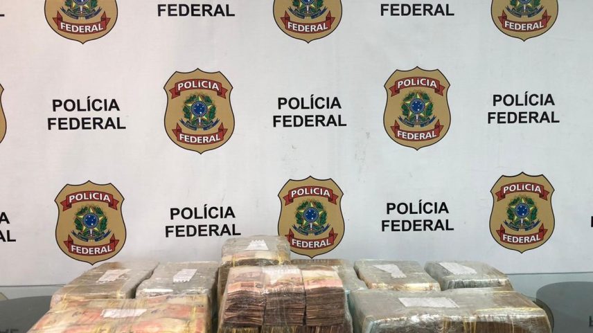 Dinheiro encontrado em mala de homem que viajava para Salvador (Foto: Reprodução)