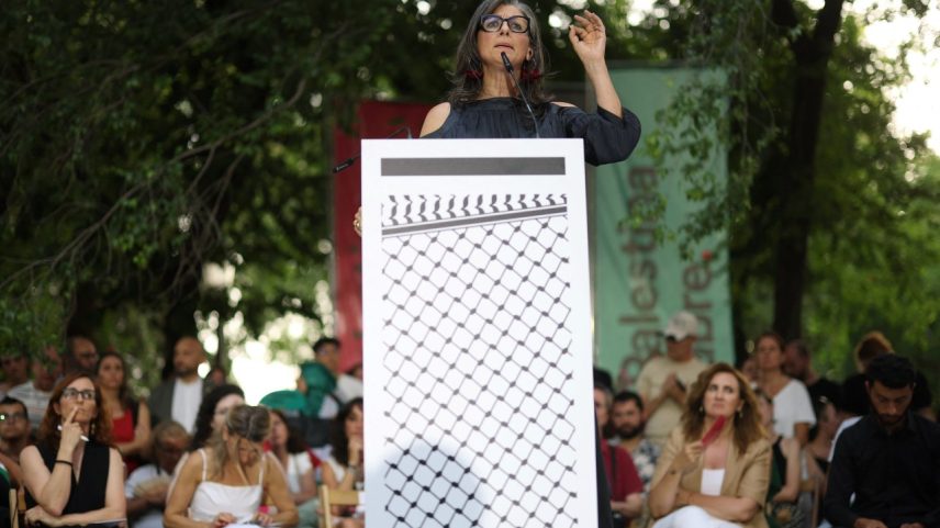 A relatora especial da ONU para Territórios Palestinos Ocupados, Francesca Albanese, discursando durante um comício para denunciar a situação em Gaza, em Madri. 23/06/2025 (Foto: Thomas Coex/AFP)
