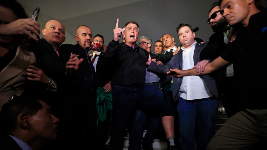O ex-presidente Jair Messias Bolsonaro mostra a tornozeleira eletrônica após reunião com a oposição no Congresso Nacional (Foto: Wilton Junior/Estadão)