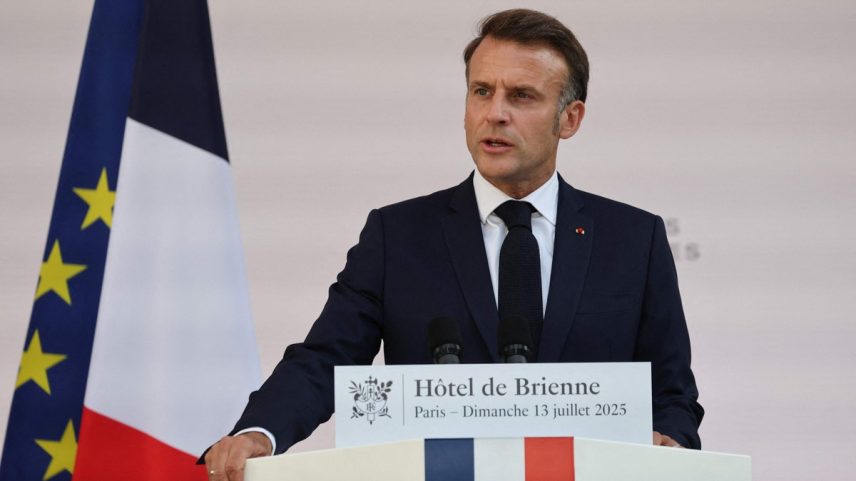 O presidente da França, Emmanuel Macron, discursa para líderes militares no Hôtel de Brienne, em Paris, na véspera do desfile anual da Queda da Bastilha (Foto: Ludovic MARIN / AFP)