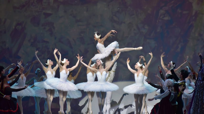 Escola do Teatro Bolshoi: apresentação em Joinville reuniu mais de 100 dançarinos no palco (Foto: NILSON BASTIAN/ DIVULGAÇÃO)