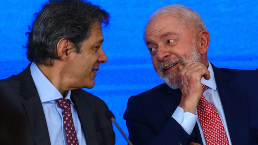 Presidente Luiz Inácio Lula da Silva e o ministro da Fazenda, Fernando Haddad, durante cerimônia no Palácio do Planalto (Foto: Brenno Carvalho/O Globo)
