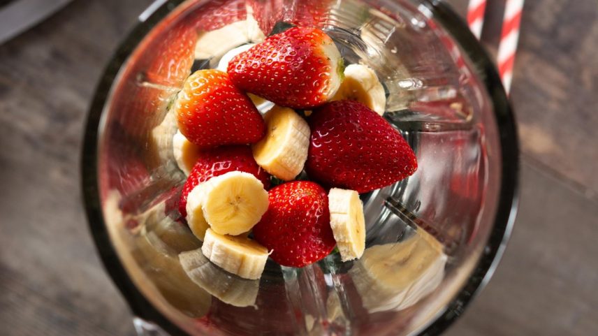 Morango e banana são exemplos de frutas que ajudam a controlar o colesterol ruim (Foto: Freepik)