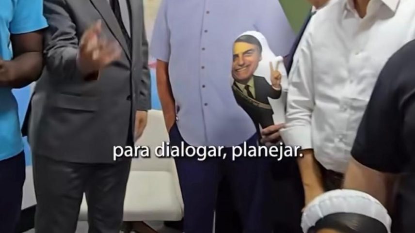 Líder do PL na Câmara, Sóstenes Cavalcante mostra réplica de papelão de Bolsonaro em vídeo; ex-presidente está proibido de usar redes sociais por determinação do ministro Alexandre de Moraes (Foto: Reprodução/Redes sociais)