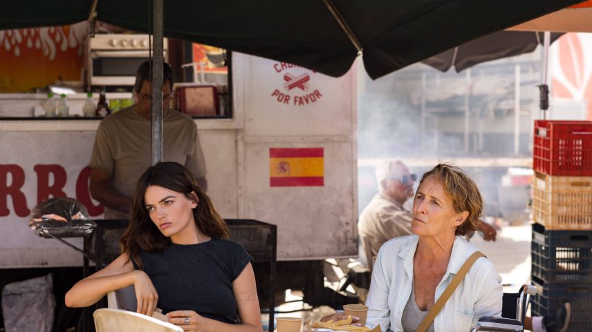 Emma Mackey e Fiona Shaw em cena do filme 'Hot Milk', de Rebecca Lenkiewicz (Foto: Nikos Nikolopoulos/Divulgação)