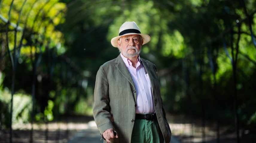 O escritor José María Guelbenzu, no Jardim Botânico de Madrid, em 2022. (Foto: Inma Flores)