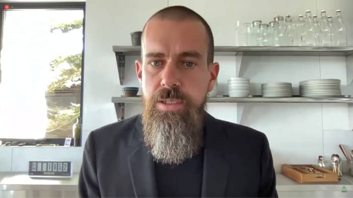 O CEO do Twitter, Jack Dorsey, testemunha durante uma audiência remota por vídeo realizada por subcomitês da Comissão de Energia e Comércio da Câmara dos Representantes dos EUA sobre "O Papel das Mídias Sociais na Promoção do Extremismo e da Desinformação" em Washington, EUA, em 25 de março de 2021. (Foto: Handout | Via Reuters)